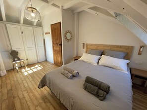 4 soverom, skrivebord, strykejern/-brett og wi-fi