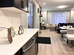 Interior - Spacious 6 Bedroom Calgary House (Calgary)