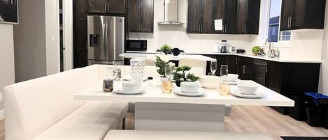 ثلاجة، ميكروويف، فرن، ماكينة لصنع القهوة/الشاي