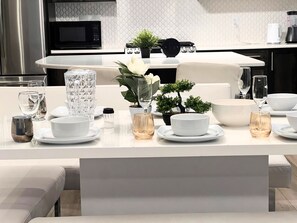 Dining - Spacious 6 Bedroom Calgary House (Calgary)