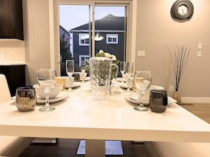 Dining - Spacious 6 Bedroom Calgary House (Calgary)