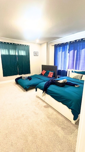 6 bedrooms, desk, iron/ironing board, free WiFi - Spacious 6 Bedroom Calgary House (Calgary)