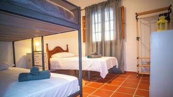 3 slaapkamers, een strijkplank/strijkijzer, wifi, beddengoed