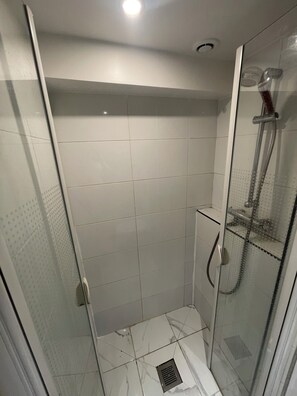 Dusche, Haartrockner, Handtücher, Seife