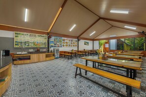 Desayuno con opciones de la cocina local incluido todos los días