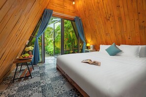 Dobbeltrom – standard, balkong, hageutsikt | Skrivebord, skrivebord for bærbar PC, lydisolert og strykejern/-brett