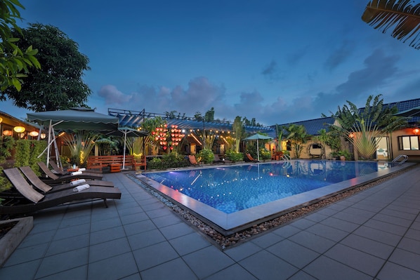 Outdoor pool, pool umbrellas, sun loungers - Tam Coc Forest Bungalow & Spa (Hoa Lu)