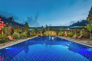 Utomhuspool, parasoller och solstolar