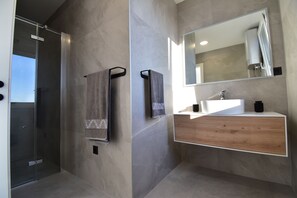 Eco-friendly toiletries, hair dryer, towels, soap - Spectacular villa X with heated pool overlooking Split and sea (Podstrana)