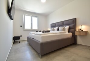 3 bedrooms, in-room safe, desk, iron/ironing board - Spectacular villa X with heated pool overlooking Split and sea (Podstrana)