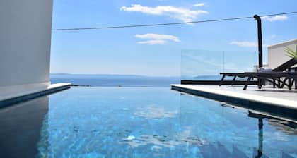 Spectacular villa X with heated pool overlooking Split and sea