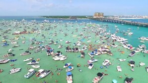 Ein belebter Hafen voller Boote und Menschen.