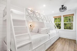 6 bedrooms, desk, iron/ironing board, free WiFi