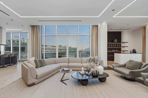 TV - Palm Penthouse Sky Villa - Vast Terrace & Jacuzzi (Dubai)