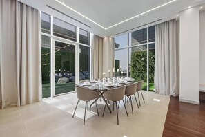 Dining - Palm Penthouse Sky Villa - Vast Terrace & Jacuzzi (Dubai)