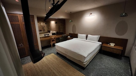 1 habitación, escritorio y espacio para trabajar con laptop