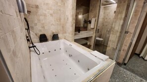 Luxury Suite, Garden View | Bathroom | Combined shower/bathtub, jetted bath, hydromassage showerhead - Otel Barry (Izmir)