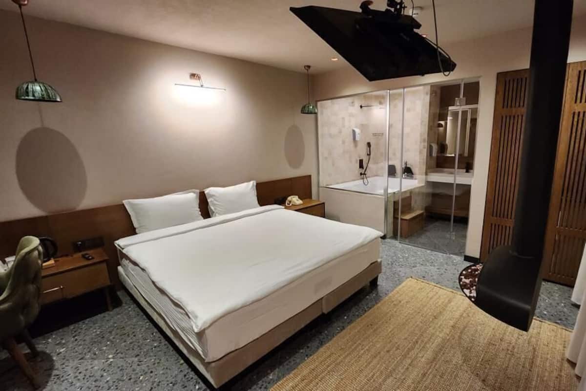 Luxe suite, uitzicht op tuin | 1 slaapkamer, een bureau, een laptopwerkplek, gratis wifi