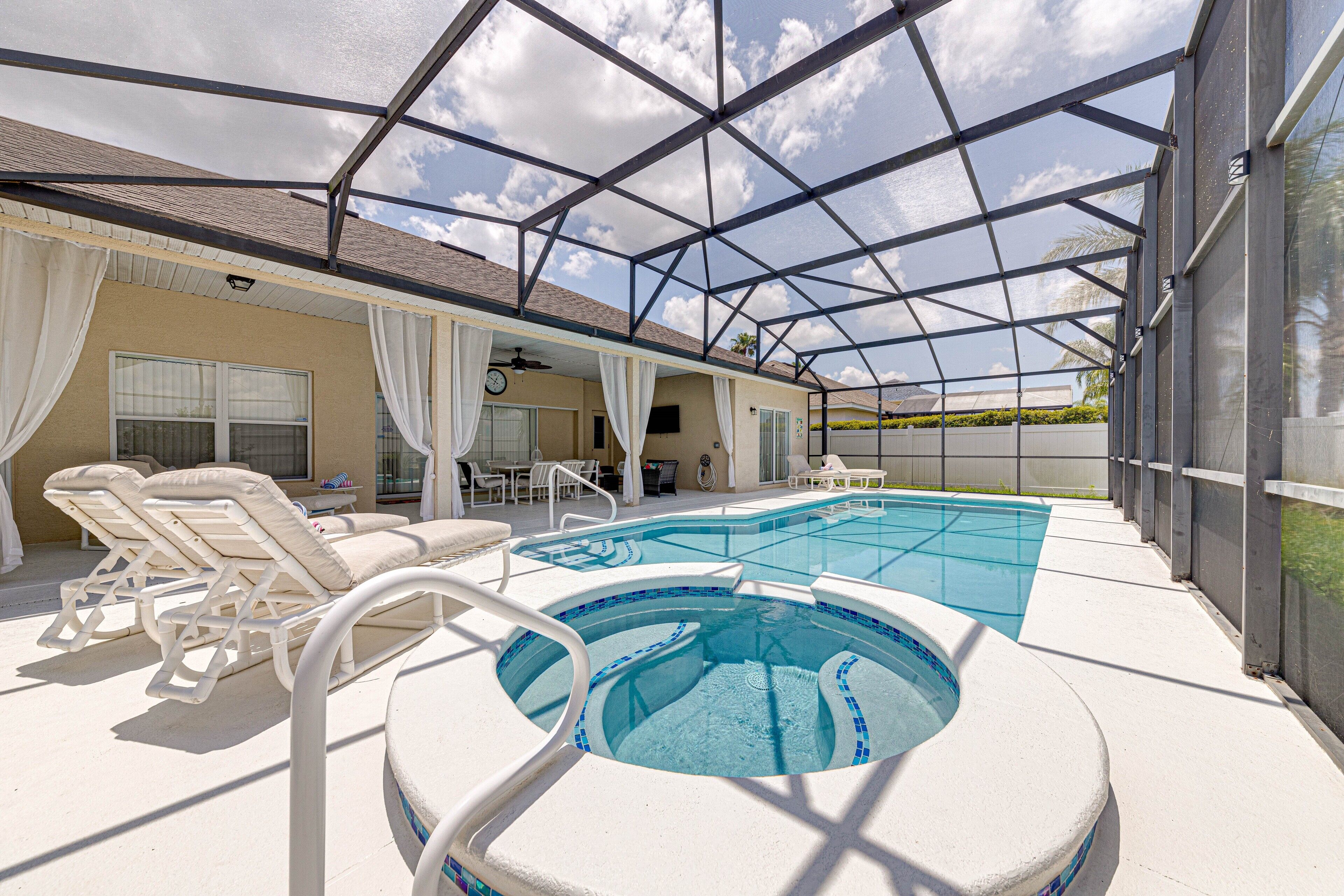 Last-Minute Deals: Save on 2024 Stays – Book Before It's Gone!
