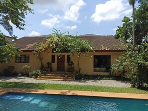 Pool - Studio & kitchen with garden & pool services included (Abidjan)