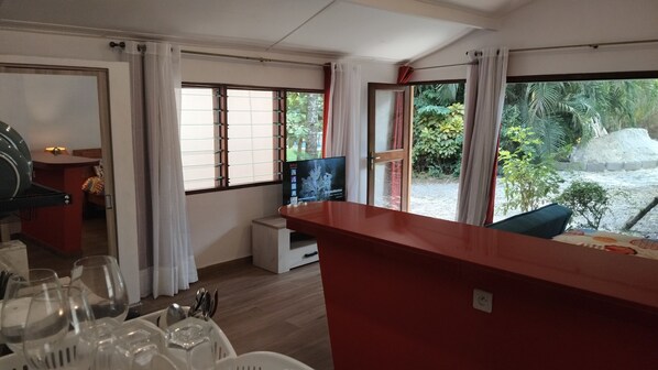 Interior - Studio & kitchen with garden & pool services included (Abidjan)