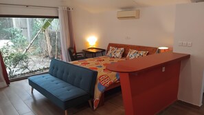 1 bedroom, desk, iron/ironing board, WiFi - Studio & kitchen with garden & pool services included (Abidjan)