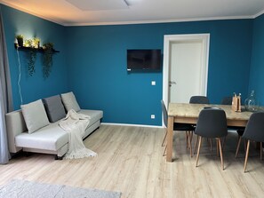 Smart TV, caminetto, libri