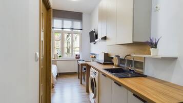 Departamento, 1 habitación, cocina | Cocina privada | Tetera eléctrica y comedor