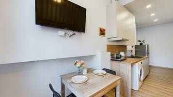 Apartment, 1 Bedroom, Kitchen | Dining room