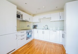 Private kitchen - Charming Flat with Balcony near Tower Bridge (London)