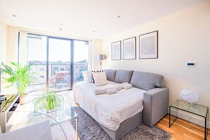 Living area - Charming Flat with Balcony near Tower Bridge (London)