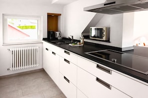 Réfrigérateur, micro-ondes, four, plaque de cuisson