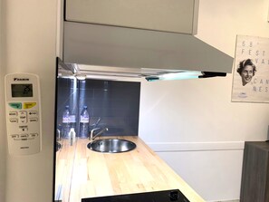 Réfrigérateur, micro-ondes, cafetière/bouilloire, grille-pain