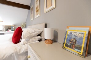 2 soverom, skrivebord, strykejern/-brett og reiseseng for barn