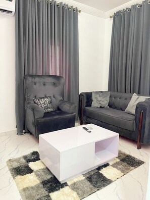 Appartement Classique | Coin séjour | TV connectée de 32 pouces avec chaînes numériques, Netflix