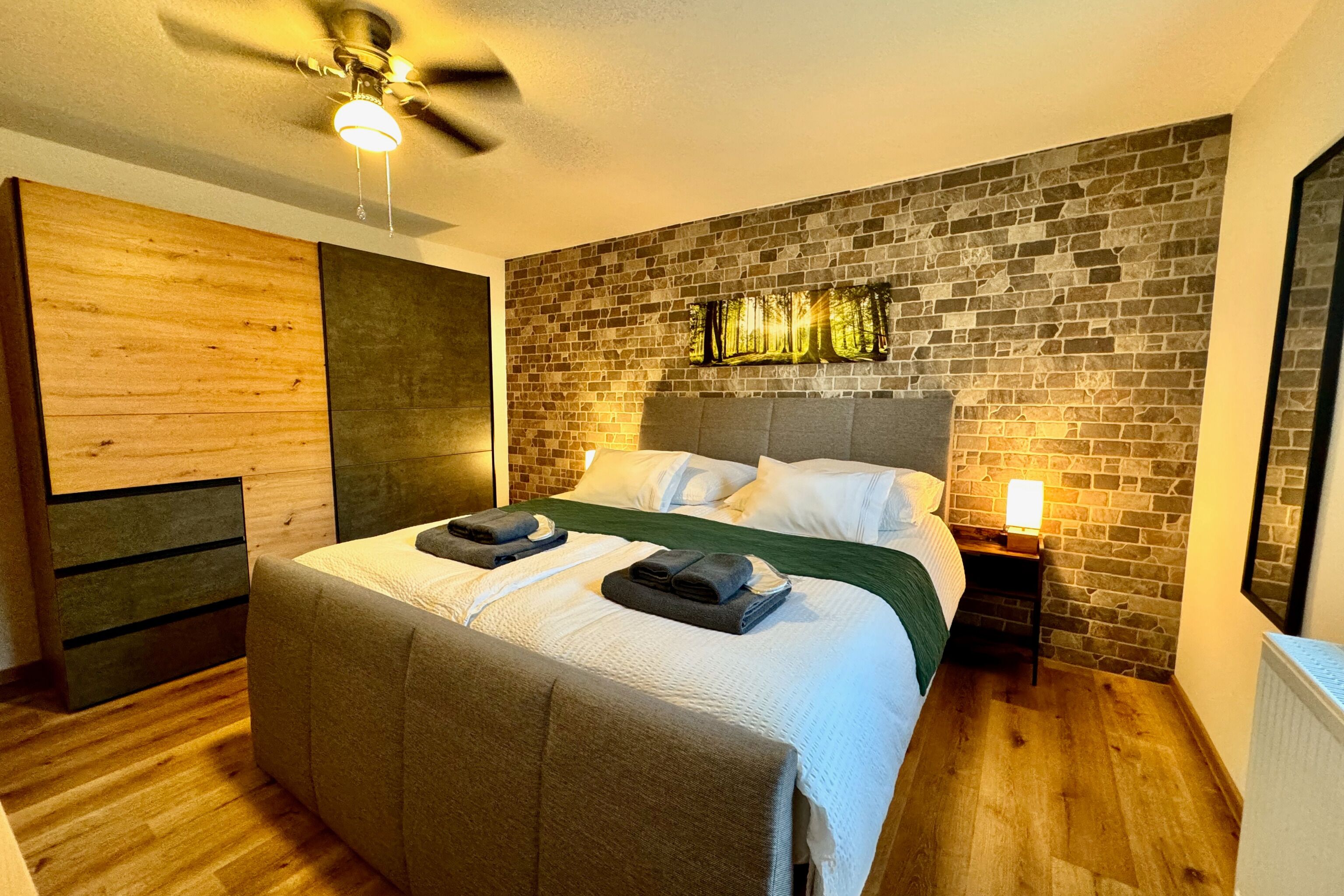 6 間睡房、房內夾萬、書桌、熨斗/熨衫板