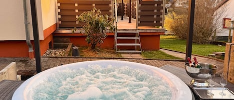 Outdoor spa tub