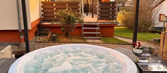Large Holiday Home for Groups up to 17 Guests with Hot Tub & Playroom