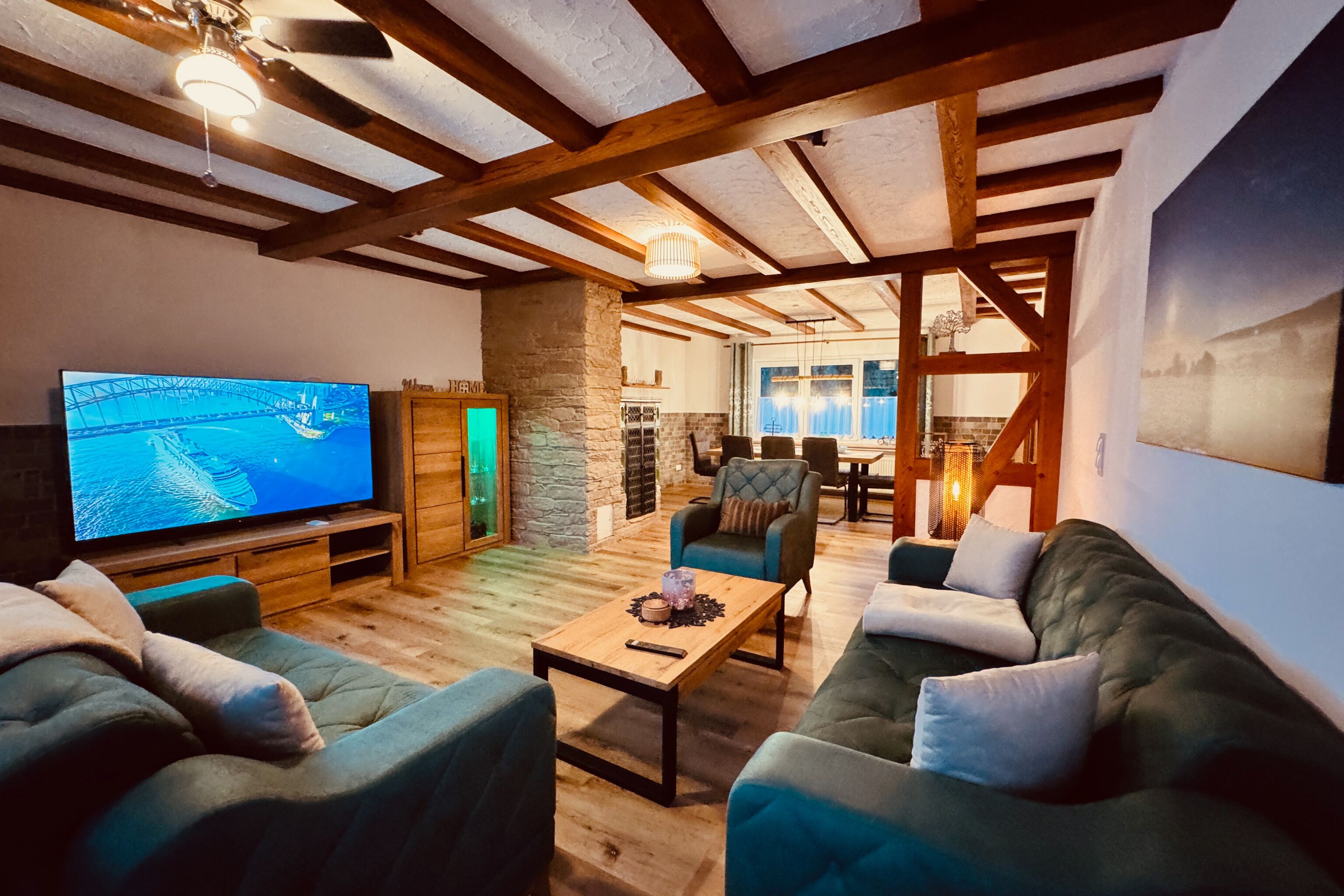 Una Smart TV, una chimenea, una mesa de tenis de mesa, libros