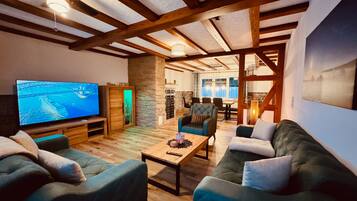 Älytelevisio, takka, pöytätennispöytä, kirjoja