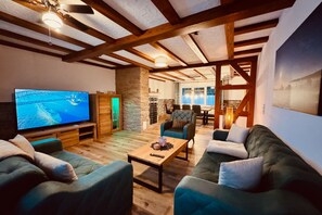 Smart TV, chimenea, tenis de mesa y libros