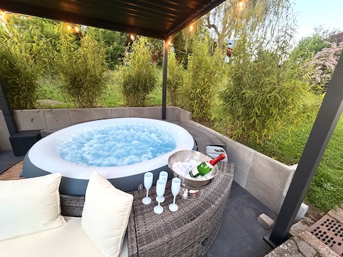 Familienparadies mit Spielzimmer, Garten, Terrasse mit Grill  & Whirlpool