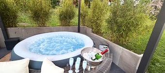 Large Holiday Home for Groups up to 17 Guests with Hot Tub & Playroom