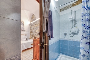 Regadera, secadora de cabello, bidet, toallas 