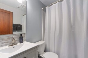 Shower, hair dryer, shampoo - Sleeps 5|King Beds|Comfortable Stay|Warrensburg (Warrensburg)