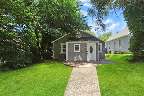 Exterior - Sleeps 5|King Beds|Comfortable Stay|Warrensburg (Warrensburg)