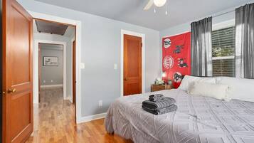 2 habitaciones, tabla de planchar con plancha, wifi y ropa de cama