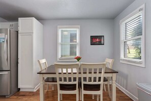 Dining - Sleeps 5|King Beds|Comfortable Stay|Warrensburg (Warrensburg)