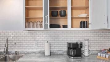 Køleskab, mikrobølgeovn, ovn, kogeplade