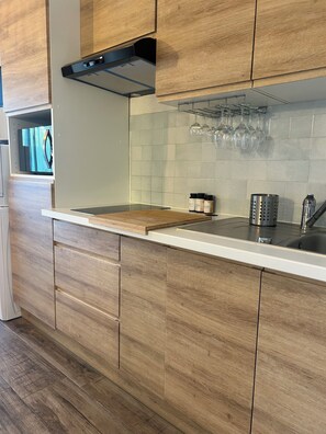 Réfrigérateur, micro-ondes, plaque de cuisson, lave-vaisselle